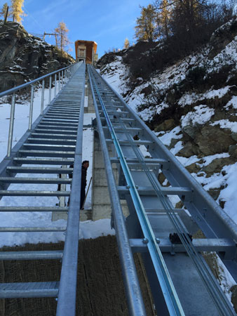 Bergetreppe & Fahrbahn Valtournenche